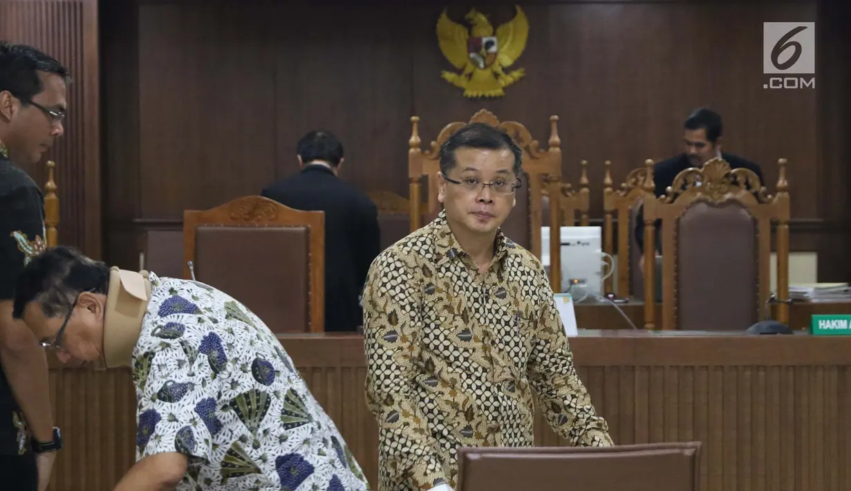 Terdakwa dugaan suap fungsi pengawasan anggota DPRD Kalimantan Tengah, Teguh Dudy Syamsuri Zaldy, Edy Saputra Suradja dan Willy Agung (kiri ke kanan) saat sidang lanjutan di Pengadilan Tipikor, Jakarta, Rabu (13/2). (Liputan6.com/Helmi Fithriansyah)