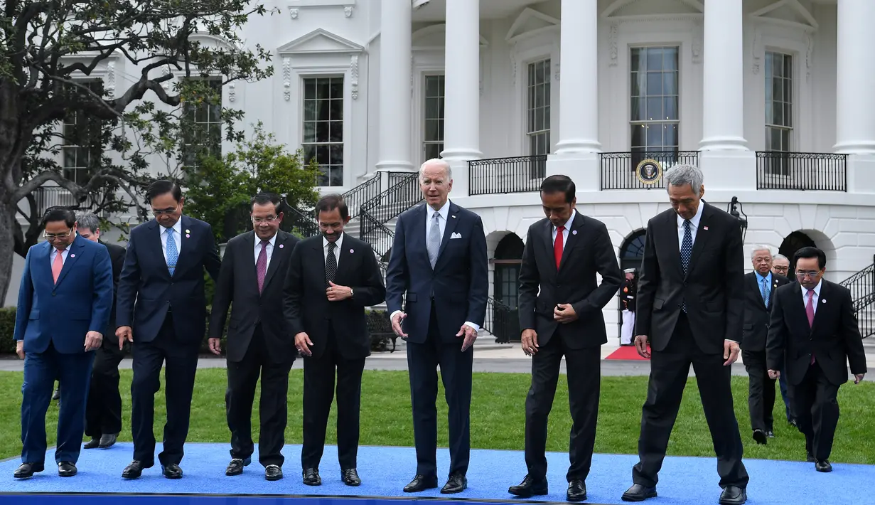 Presiden Joko Widodo (ketiga kanan) bersama Presiden AS Joe Biden (kelima kiri) dan Pemimpin Asia Tenggara dari Perhimpunan Bangsa-Bangsa Asia Tenggara (ASEAN) selama foto keluarga untuk KTT Khusus ASEAN-AS di Halaman Selatan Gedung Putih di Washington, DC pada 12 Mei 2022. (Nicholas Kamm/AFP)