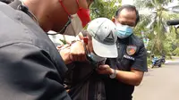 Polisi meringkus pria yang memalak perusahaan di Jakbar. (Liputan6.com/Ady Anugrahadi)