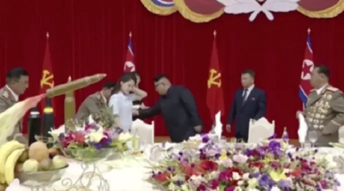 Ri Sol-ju (tengah baju putih) bersama dengan Kim Jong-un (KCNA)