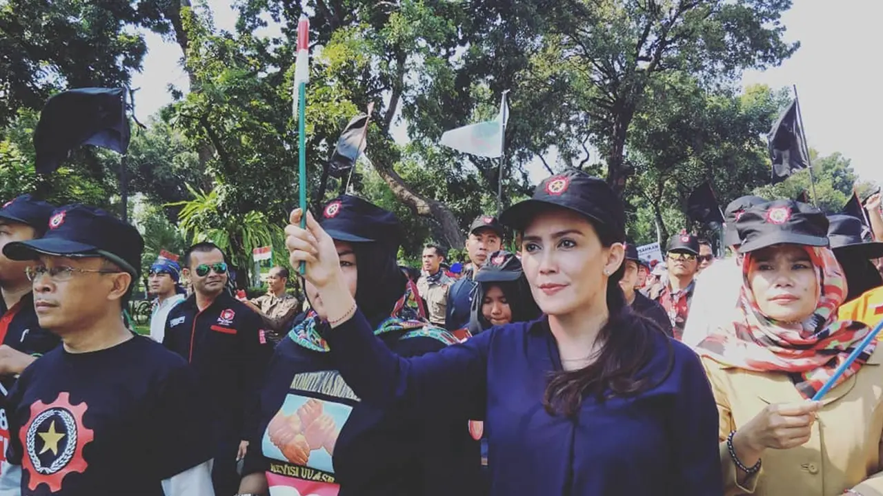 Resmi 15 Tahun Jabat Anggota DPR, Ini 6 Potret Rieke Diah Pitaloka Turun Lapangan