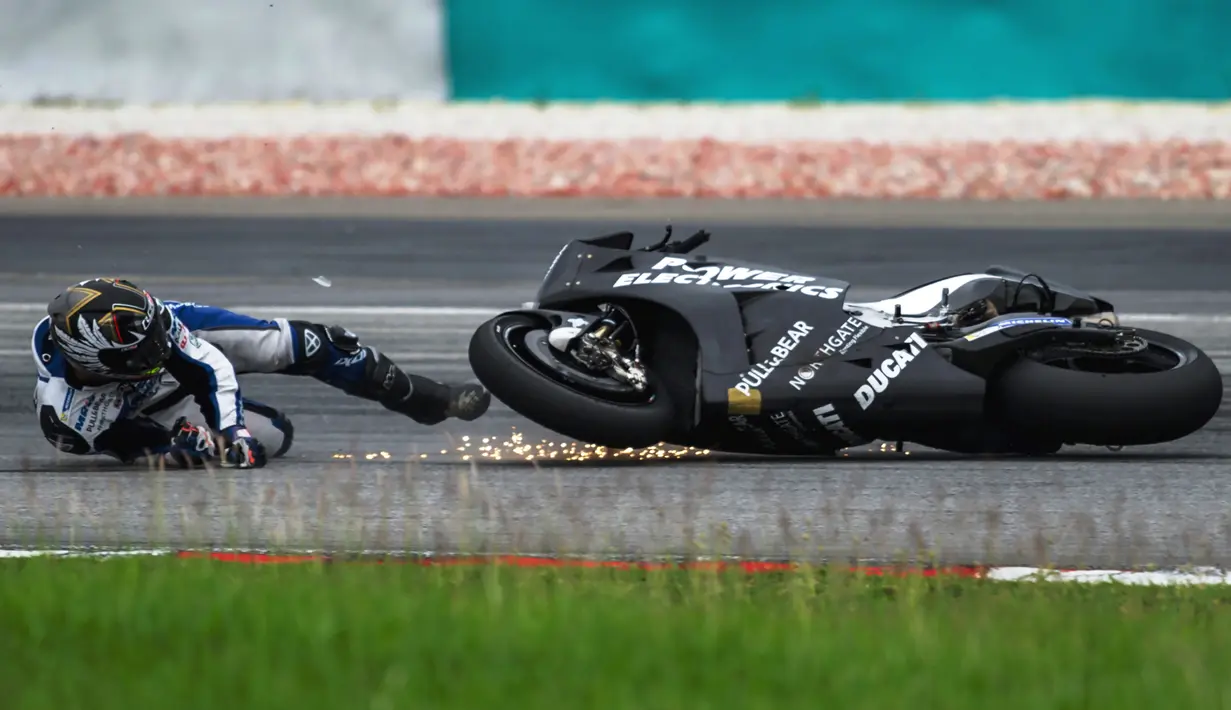 Pebalap Aspar MotoGP, Yonny Hernandez, terjatuh saat tes pra musim MotoGP 2016 di Sirkuit Sepang, Malaysia, (3/2/2016). (AFP/Mohd Rasfan)