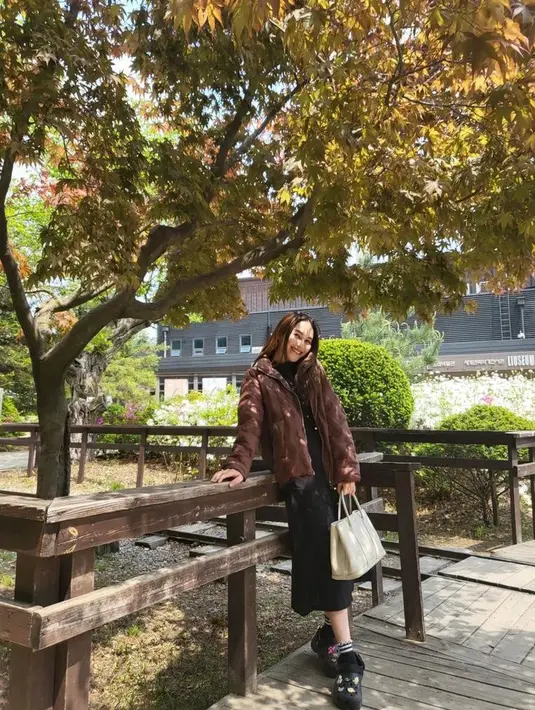 Makin kekinian, ia kemudian melengkapi gayanya dengan sandal crocs dan kaus-kaki monokrom.  [Foto: IG/ayutingting92].