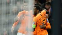 Gelandang Timnas Belanda, Georginio Wijnaldum bersama rekannya Calvin Stengs dan Myron Boadu merayakan gol ke gawang Estonia pada matchday terakhir Grup C  Kualifikasi Piala Eropa 2020 di Johan Cruijff Arena, Selasa (19/11/2019). Belanda mengandaskan Estonia dengan skor 5-0. (AP Photo/Peter Dejong)