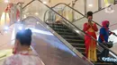 Pengunjung mengabadikan model dengan busana kain serat alami pada Ecoprint Fashion Week 2022 di The Plaza Semanggi, Jakarta, Rabu (06/4/2022). Kegiatan yang melibatkan UMKM digelar hingga 10 April 2022 menampilkan 37 desainer mulai dari helaian kain ecoprint hingga topi. (Liputan6.com/Fery Pradolo)