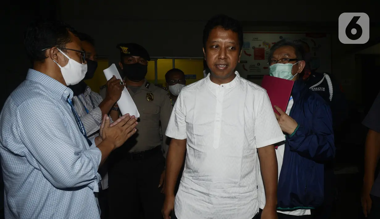 Mantan Ketua Umum PPP Muhammad Romahurmuziy atau Romy keluar dari Rumah Tahanan KPK di Jakarta, Rabu (29/4/2020). Sebelumnya, Romy ditahan terkait suap jual beli jabatan di Kementerian Agama. (merdeka.com/Dwi Narwoko)