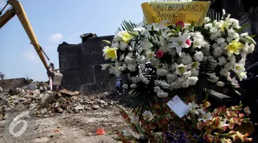 Karangan bunga terpajang di lokasi jatuhnya pesawat hercules C 130 di jalan jamin ginting, Medan, Sumatera Utara, Kamis (2/7/2015). karangan bunga sebagai simbol duka cita atas peristiwa yang merenggut ratusan nyawa. (Liputan6.com/Johan Tallo)