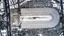 Stadion Panathenian, tempat Olimpiade modern pertama diadakan pada tahun 1896, tertutup salju setelah hujan salju lebat di Athena, Yunani, Rabu (17/2/2021). Salju adalah pemandangan langka di ibu kota Yunani ini. (Antonis Nikolopoulos/Eurokinissi via AP)