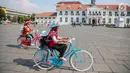Sejumlah wisatawan bermain sepeda di kawasan Museum Fatahillah, Jakarta, Jumat (6/10). Usai revitalisasi kini museum tersebut terlihat lebih bersih dan bebas dari pedagang liar kaki lima. (Liputan6.com/Faizal Fanani)