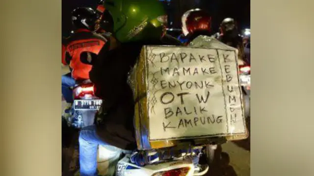 Di momen mudik kali ini, para pemudik menempelkan pesan bertuliskan curahan hatinya.