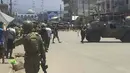 Pasukan keamanan mengamankan lokasi ledakan bom di Kota Jolo, Pulau Sulu, Filipina, Senin (24/8/2020). Bom meledak di selatan Filipina kendati pengamanan ekstra ketat dilakukan menyusul ancaman dari militan Abu Sayyaf. (Philippine National Red Cross via AP)