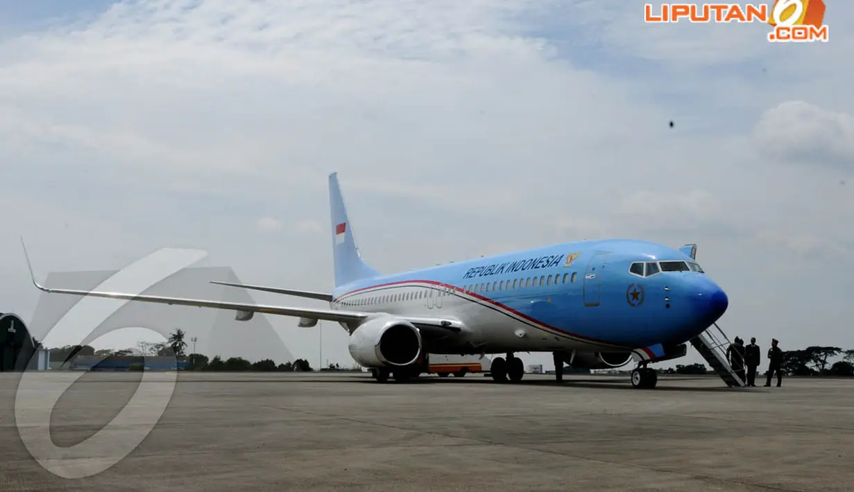 Pesawat Boeing Bussines Jet (BBJ)-2 itu berwarna biru putih bertulis 'REPUBLIK INDONESIA' yang dijajarkan dengan gambar garuda. Bagian ekor pesawat ada bendera Indonesia (Liputan6.com/Andrian M. Tunay)