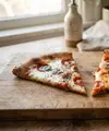 cara memanaskan pizza sisa agar bagian bawahnya tidak lembek (AI generated)