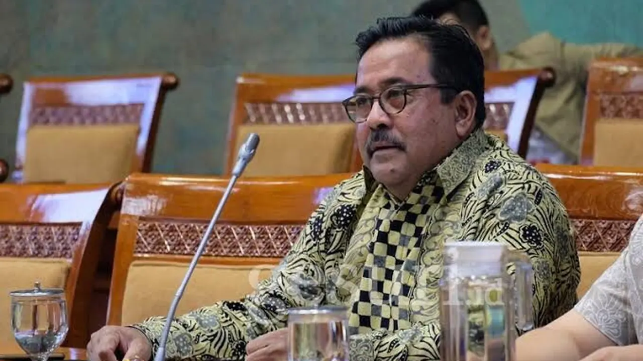 Anggota Fraksi PDI Perjuangan DPR RI Rano Karno menilai Menteri Pendidikan, Kebudayaan, Riset, dan Teknologi (Mendikbudristek) Nadiem Makarim bisa berani mengevaluasi Peraturan Menteri tentang PPDB.