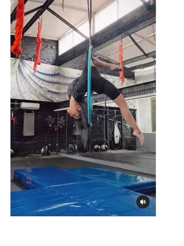 8 Potret Fuji An Jalani Olahraga Aerial Hoops, Banjir Pujian