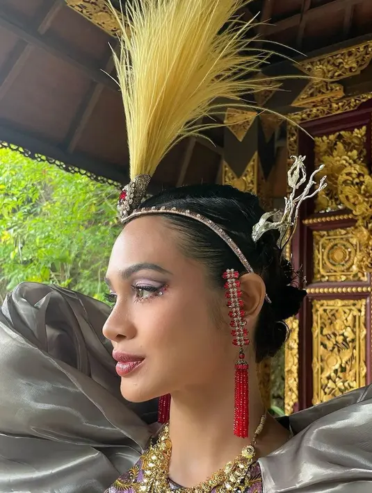 Melengkapi penampilannya, Andien Aisyah mengenakan headpiece jambul rambut kuning. [instagram/rinaldyyunardi]