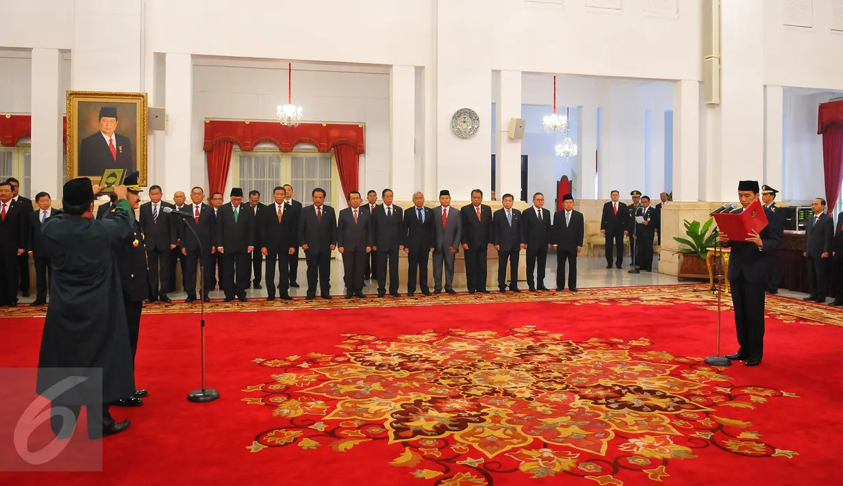Suasana pelantikan Marsekal Madya Hadi Tjahjanto menjadi Kasau baru di Istana Negara, Jakarta, Rabu (18/1). Pengangkatan Marsekal Madya Hadi Tjahjanto sebagai Kasau berdasarkan Keputusan Presiden RI Nomor 2/TNI/2017 . (Liputan6.com/Angga Yuniar)
