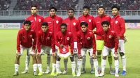 Para pemain starting XI Timnas Indonesia U-19 berfoto bersama jelang menghadapi Timnas Timor Leste U-19 pada laga matchday ketiga Grup A Piala AFF U-19 di Stadion Gelora Bung Tomo, Surabaya. Selasa (23/7/2024). (Bola.com/Aditya Wany)