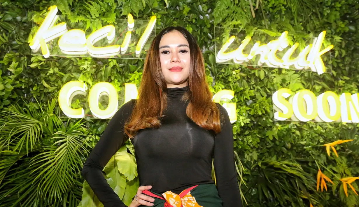 “Aku berperan jadi Ningsih perempuan yang bekerja di club malam, jadi stylenya lebih kekinian dan seksi. Ia punya masa lalu yang nggak baik. Tumbuh di lingkungan yang tak cocok untuk anak kecil dan penuh tekanan” ucap Aura Kasih.(Adrian Putra/Bintang.com)