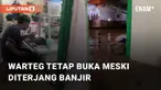 Sebuah warteg di Sukabirus, Bandung, tetap buka di tengah banjir yang merendam . Ketinggian air banjir mencapai selutut orang dewasa atau sekitar 60 sentimeter