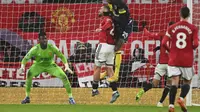 Gelandang Bournemouth Philip Billing (tengah) mencetak gol kedua ke gawang Manchester United dalam pertandingan Liga Inggris di Old Trafford, Sabtu, 9 Desember 2023. (Oli SCARFF / AFP)