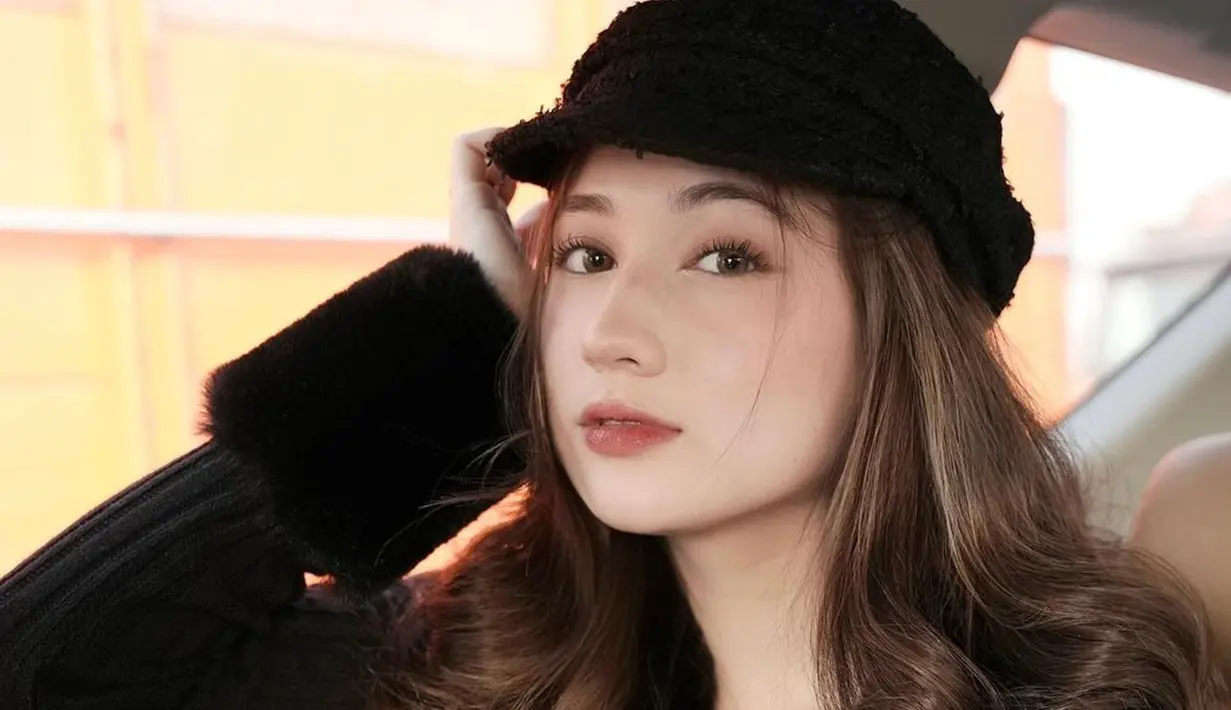 Laura Moane kekasih Al Ghazali debut main sinetron di Dari Jendela SMP. Sebelum main sinetron, Laura lebih dulu debut di dunia seni peran lewat film Senior tahun 2019. Perannya sebagai Lesti di DJS sukses melambungkan namanya. Usai DJS, artis blasteran Inggris – Indonesia ini selalu mendapatkan tawaran main sinetron bahkan didapuk jadi peran utama lewat sinetron Aku Jatuh Cinta tahun 2022. (Liputan6.com/IG/@its_lauramoane2)
