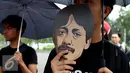 Aktivis Jaringan Solidaritas Korban untuk Keadilan menggelar aksi Kamisan di depan Istana Merdeka, Jakarta, Kamis (27/10). Dalam aksi ke-465 itu mereka meminta Jokowi untuk mengusut tuntas kasus meninggalnya Munir. (Liputan6.com/Gempur M Surya)