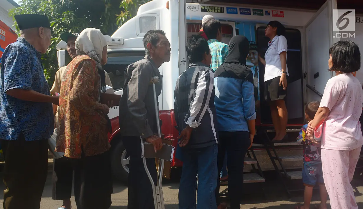 Antrean warga untuk mendapatkan Kartu Lansia Jakarta (KLJ) di Kelurahan Tanah Tinggi, Jakarta, Selasa (8/5). Ditargetkan jumlah penyaluran KLJ pada tahun 2018 mencapai 14.520 orang lansia. (Merdeka.com/Imam Buhori)