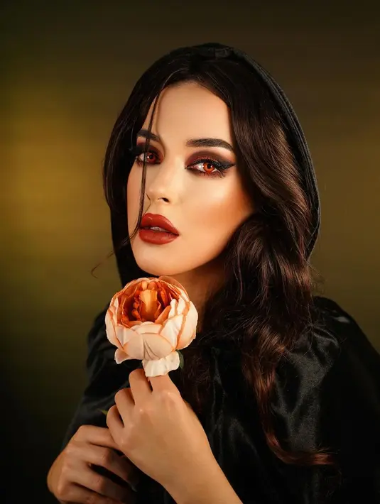 Ia mengenakan softlens merah, dengan bibir dipulas lipstik merah merona, dan area mata yang dirias sedemikian rupa sehingga menjadi penyempurna penampilannya sebagai vampir. [Foto: Instagram/tasyafarasya]