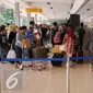 Personil TNI AU menjaga situasi dan kondisi arus mudik di Bandara Halim Perdanakusuma Jakarta, Senin (4/7). H-2 jelang Idul Fitri 1437 H, ribuan calon penumpang diberangkatkan dari Bandara Halim Perdanakusuma. (Liputan6.com/Helmi Fithriansyah)