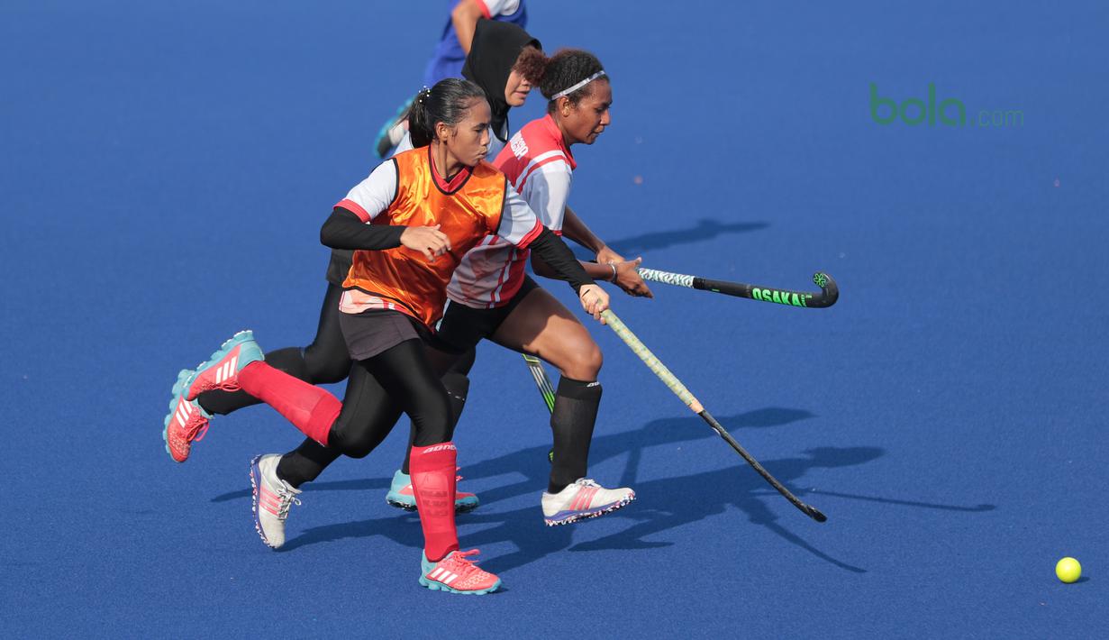 Timnas Hoki Putri Indonesia berebut bola pada sesi latihan di Lapangan Hoki, Senayan, Jakarta, Selasa (2/4/2018). Tim Hoki terus melakukan adaptasi lapangan jelang Asian Games 2018. (Bola.com/Nick Hanoatubun)