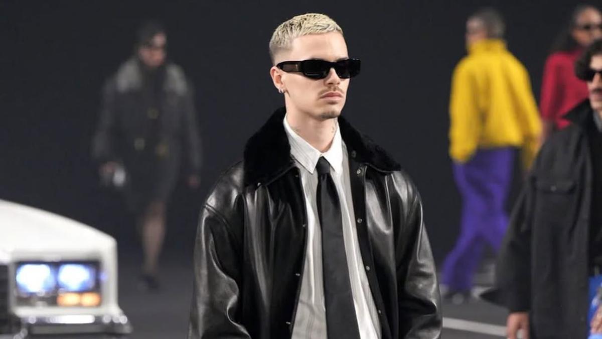 Didukung Victoria Beckham, Romeo Beckham Tampil Eksis dan Bersinar di Paris Fashion Week