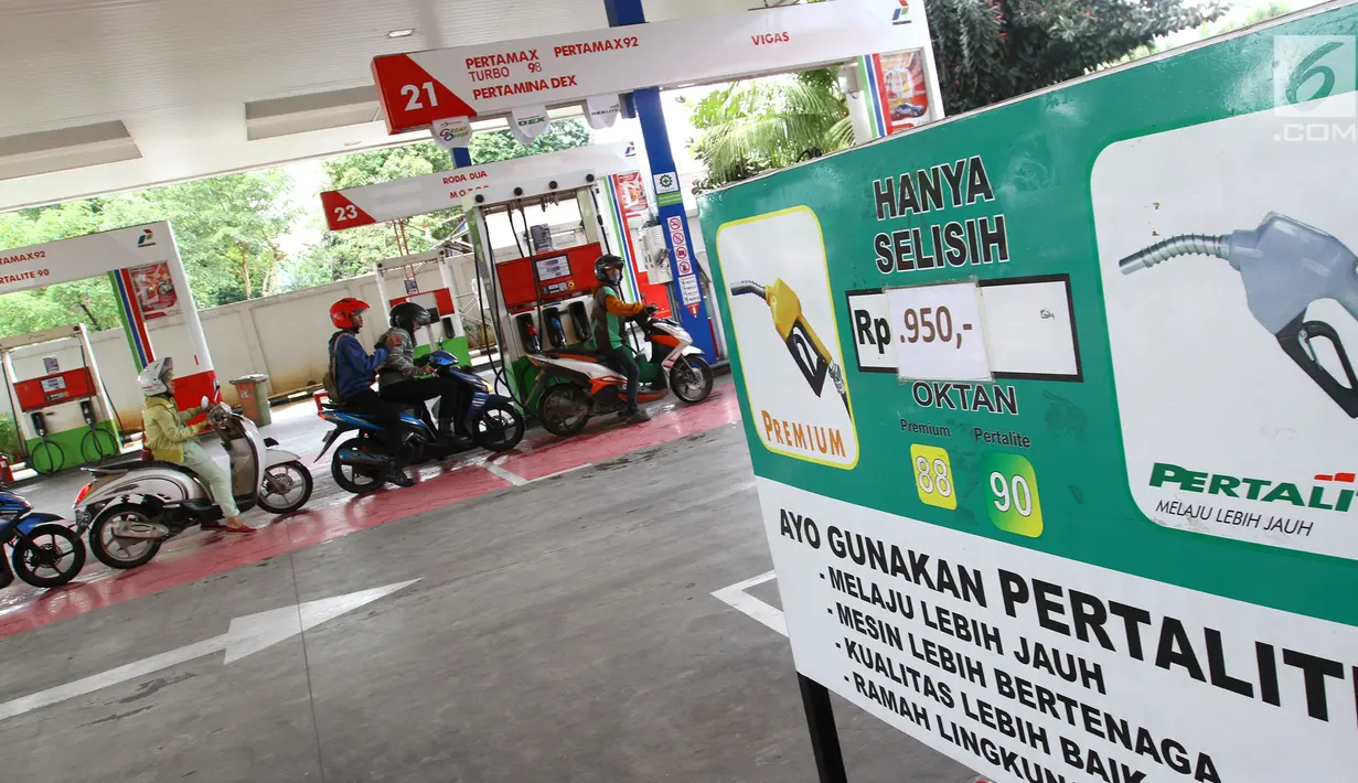 Suasana di SPBU Abdul Muis, Jakarta, Jumat (2/2). Saat ini, harga minyak dunia sudah mencapai US$ 70 per barel, atau naik sekitar 25 persen sejak awal tahun. (Liputan6.com/Angga Yuniar)