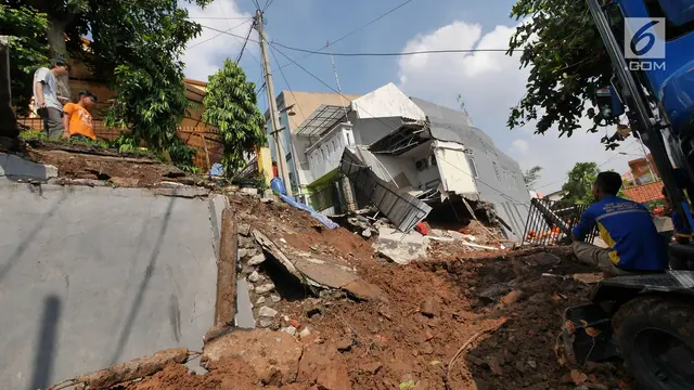 Longsor di Perumahan Kalisari Pasar Rebo