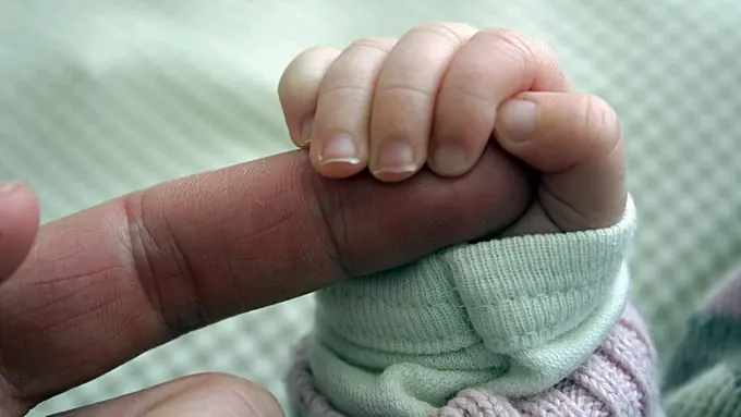 Saling Bersentuhan Tak Sengaja Ini Kadang Bikin Kamu Jadi 'Aneh'