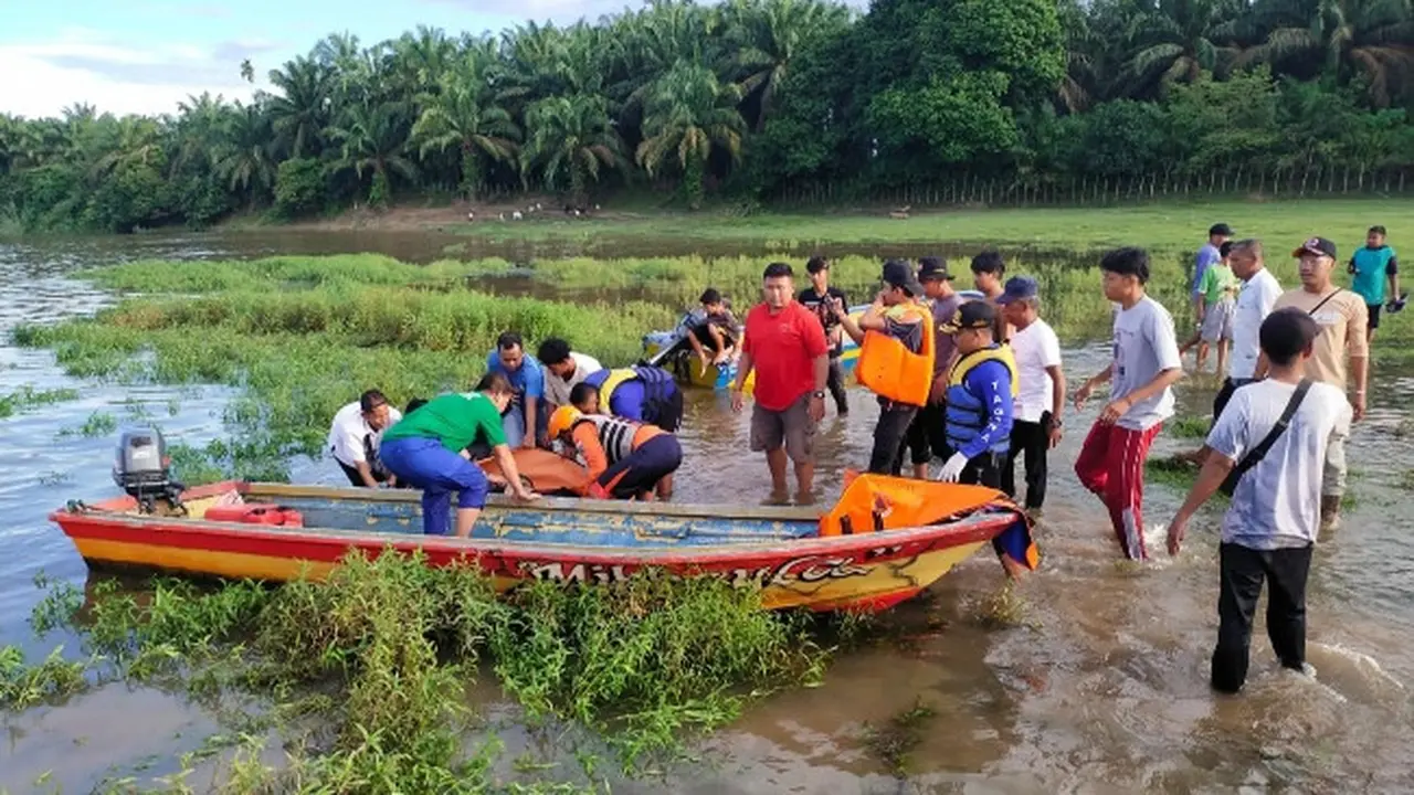 Petugas mengevakuasi mahasiswa Politeknik Caltex Riau yang meninngal dunia karena tenggelam di Sungai Kampar.