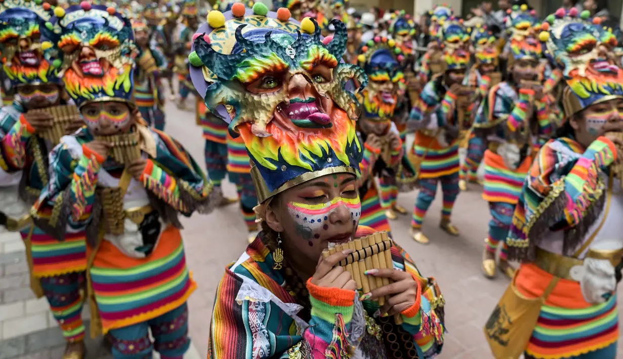 Karnaval Hitam dan Putih di Pasto, Kolombia merupakan perayaan terbesar di wilayah barat daya negara tersebut. (JOAQUIN SARMIENTO/AFP)