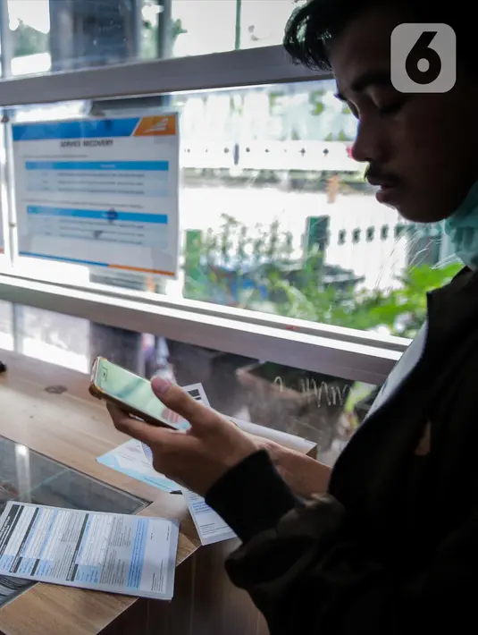 Calon penumpang mengisi data saat membeli tiket di Stasiun Senen, Jakarta, Senin (9/3/2020). PT KAI telah menjual tiket masa angkutan Lebaran H-90 atau 90 hari sebelum tanggal keberangkatan. (Liputan6.com/Faizal Fanani)