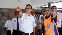 Dirut PT KAI Edi Sukmoro saat melakukan inspeksi di Stasiun Balapan Solo, Kamis (27/12).(Liputan6.com/Fajar Abrori)