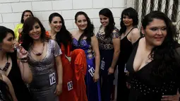 Sejumlah tahanan wanita bersiap-siap menaiki panggung untuk mengikuti kontes kecantikan di penjara Baja California, Tijuana, Meksiko, Selasa (9/6/2015). (REUTERS/Jorge Duenes)