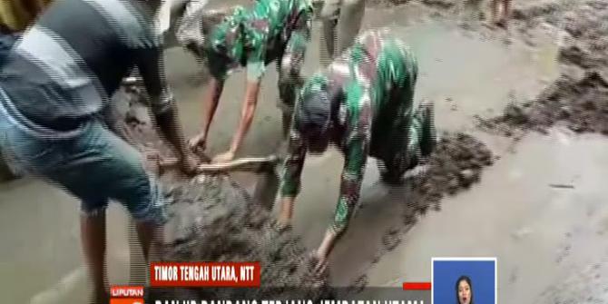 Usai Banjir Bandang, Lumpur Setinggi 1,5 Meter Tutupi Badan Jalan di NTT