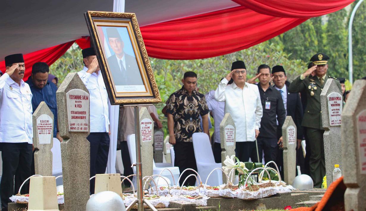 Juwono Sudarsono merupakan tokoh akademisi dan birokrat yang dikenal sebagai menteri sipil pertama yang menjabat di Departemen Pertahanan pada era reformasi. Tampak dalam foto, suasana prosesi pemakaman mantan Menteri Pertahanan, Juwono Sudarsono, di Taman Makam Pahlawan Nasional (TMPN), Kalibata, Jakarta, Minggu (29/3/2026). (merdeka.com/Arie Basuki)