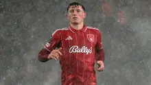 Gelandang Nottingham Forest asal Inggris bernomor punggung 08, Elliot Anderson, berlari di tengah hujan selama pertandingan leg pertama babak 16 besar UEFA Europa League antara Nottingham Forest dan FC Midtjylland di The City Ground di Nottingham, Inggris tengah, pada 12 Maret 2026. (Oli SCARFF/AFP)