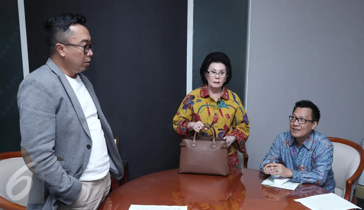 Indra Yudhistira bersama Kusuma Dewi dan Mega Angkasa usai menggelar jumpa pers terkait penulisan data gelar Puteri Indonesia pada malam final Puteri Indonesia 2017 di Indosiar, Jakarta, Senin (3/4). (Liputan6.com/Herman Zakharia)
