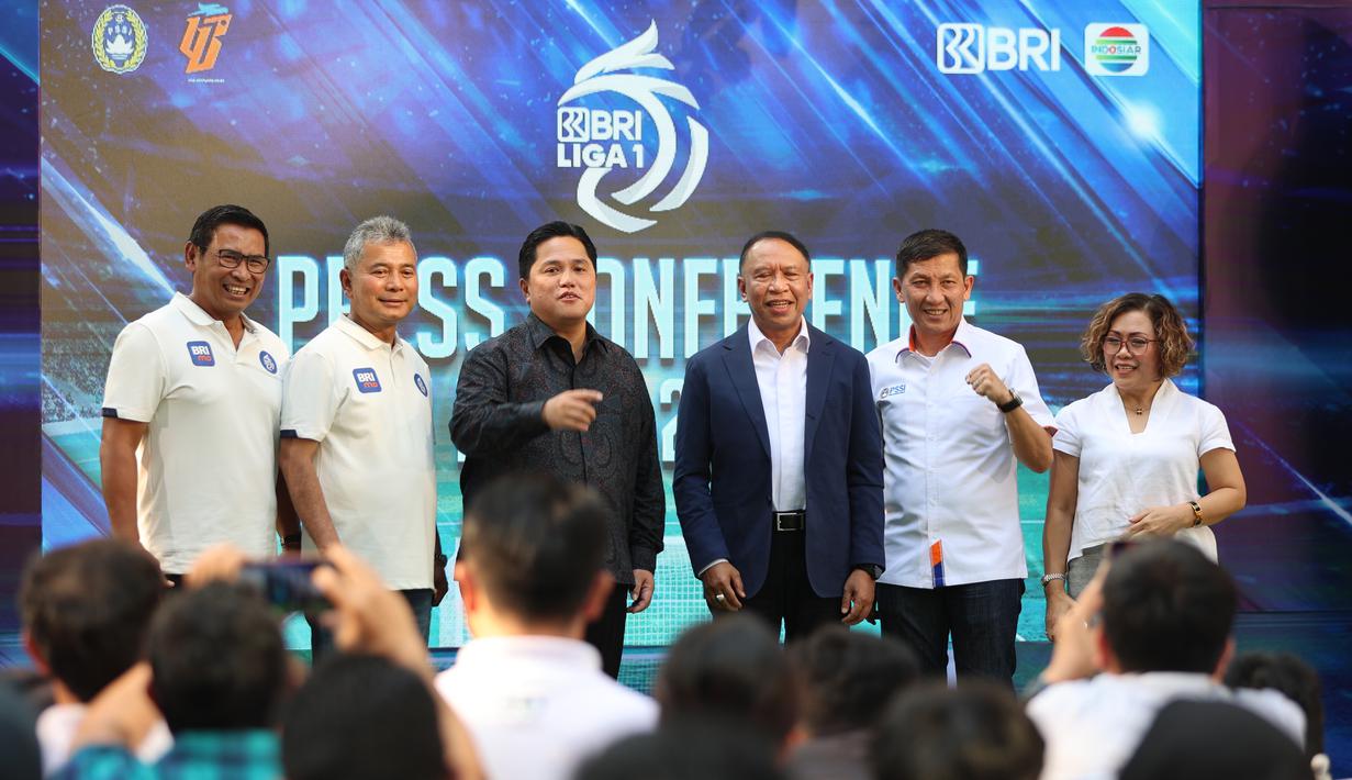 Ketum PSSI Erick Thohir (ketiga kiri) bersama Waketum PSSI Zainudin Amali (ketiga kanan), Dirut BRI Sunarso (kedua kiri), Wadirut BRI Catur Budi Harto (kiri), Dirut LIB Ferry Paulus (kedua kanan) dan Direktur Programming SCM Harsiwi Achmad (kanan) saat peluncuran BRI Liga 1 2023/2024 di Jakarta, Senin (26/6/2023). (Bola.com/Abdul Aziz)