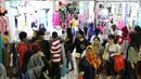 Pengunjung memadati Pasar Tanah Abang, Jakarta, Minggu (18/6). Jelang Lebaran, pusat tekstil tersebut dipenuhi pengunjung yang mencari busana muslim untuk hari raya. (Liputan6.com/Immanuel Antonius)