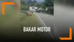 Sebuah video viral berisi pria yang membakar motornya sendiri setelah tak terima karena ditilang polisi.