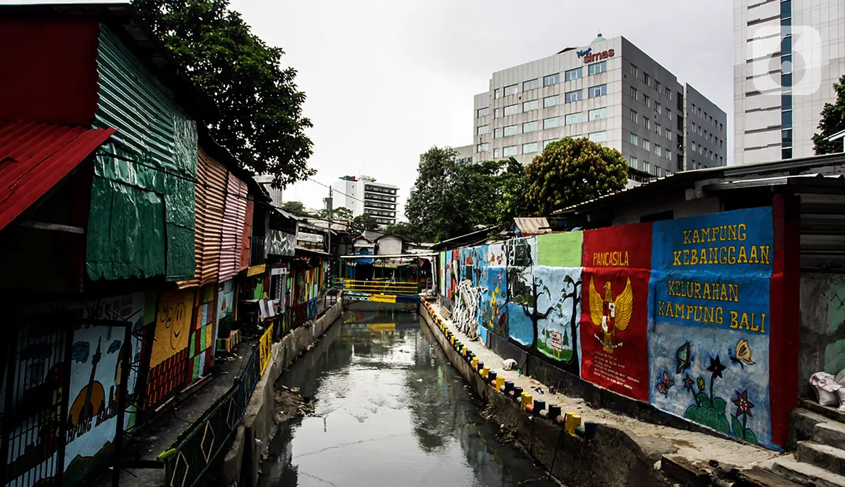 Mural menghiasi Kampung Unggulan, Tanah abang, Jakarta, Selasa (6/12/2022). Pembuatan mural sepanjang 100 meter di kampung unggulan tersebut sudah dilakukan awal november 2022 dan program dari Pemerintah Provinsi DKI Jakarta. (Liputan6.com/Johan Tallo)