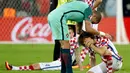 Bek Portugal, Pepe (kiri) saat menenangkan gelandang Kroasia Luka Modric usai pertandingan babak 16 besar piala Eropa 2016 di  Stade Bollaert, Lens , Prancis, (26/6). Portugal tumbangkan Kroasia dengan skor tipis 1-0. (REUTERS / Gonzalo Fuentes)