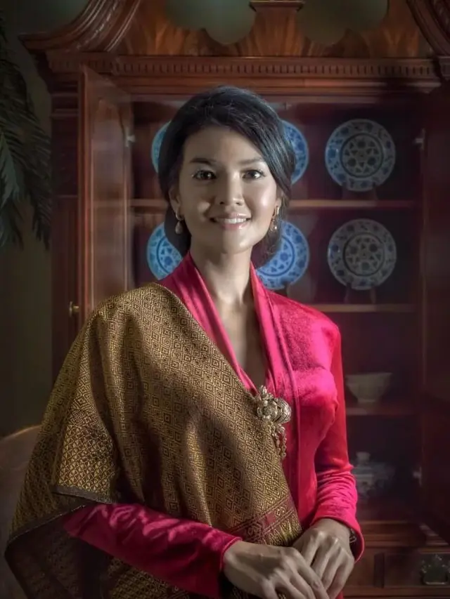 6 Potret Farah Quinn Pakai Kebaya dan Kain Tenun Sumatera Utara, Tampil Anggun